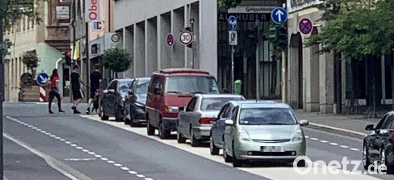 Alles ein Lernprozess, der mit einem Bußgeld von bis zu 35 Euro beschleunigt wird, Obwohl verboten, parken im Sommer 2020 die Autofahrer in Kolonnenstärke auf dem breiten Mittelstreifen in der Dr.-Pfleger-Straße, der eigentlich als Fußgänger-&quot;Querungshilfe&quot; geschaffen wurde. Archivbild: Peter Klein
