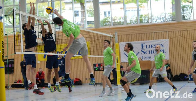 Nicht geht mehr: Die Saison der bayerischen Volleyballer (Szene aus einem Spiel des VC Amberg) wurde abgebrochen: ohne Wertung, sprich ohne Auf- und Abstieg. Bild: Andreas Brueckmann