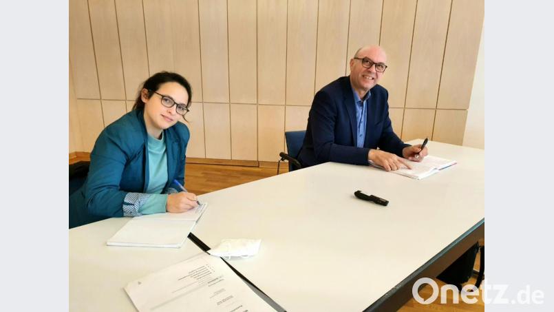 Die Verkehrsplaner Christina Kugel und Dr.-Ing. Ralf Huber-Erler bei der gemeinsamen Sitzung von Bau- und Hauptverwaltungsausschuss im Gustav-von-Schlör-Saal. Bild: Josef Wieder