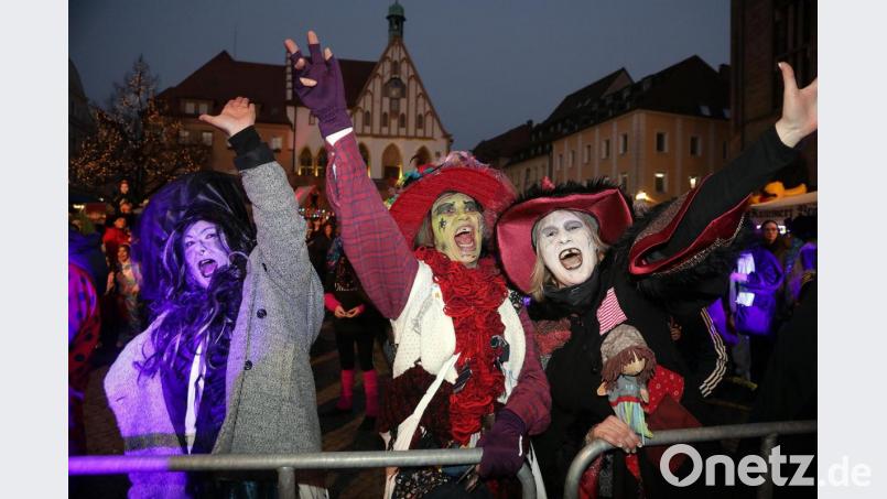 Das war ein Spaß: So befreit und lustig wurde in den vergangenen Jahren bei der Hexennacht in Amberg getanzt und gefeiert. Heuer macht die Coronapandemie dem Treiben am Marktplatz einen Strich durch die Rechnung. Archivbild: Wolfgang Steinbacher