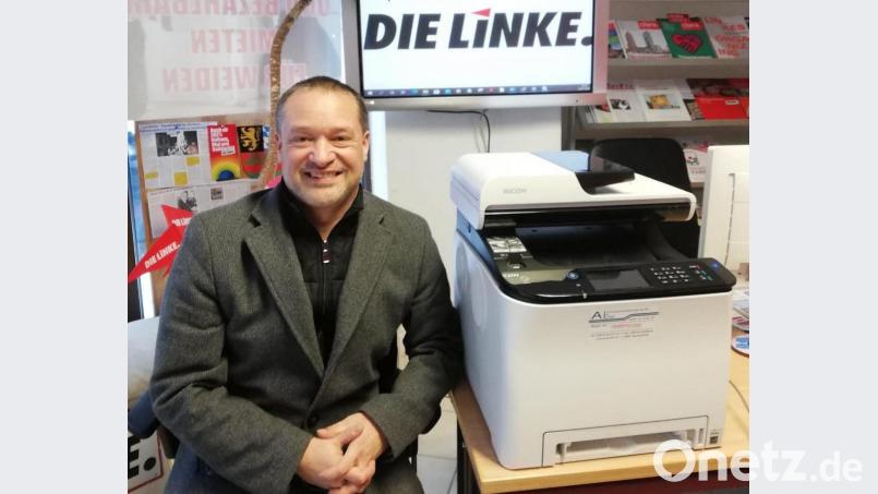 Ali Daniel Zant hat im "LinksWerk"-Bürgerbüro in Weiden ein geliehenes Druck- und Scangerät. Schüler, die keine Geräte zu Hause haben, können dort Unterlagen für den Heimunterricht ausdrucken lassen. Bild: Ali Daniel Zant/exb