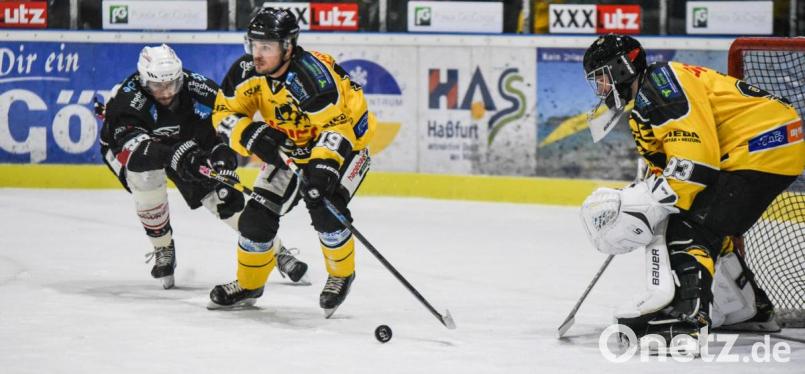 Nach Torhüter Carsten Metz (rechts) hat nun auch Kevin Schmitt (Mitte) seinen Vertrag beim ERSC Amberg für die Saison 2021/22 verlängert. Bild: Pressefoto Evans/Ryan Evans