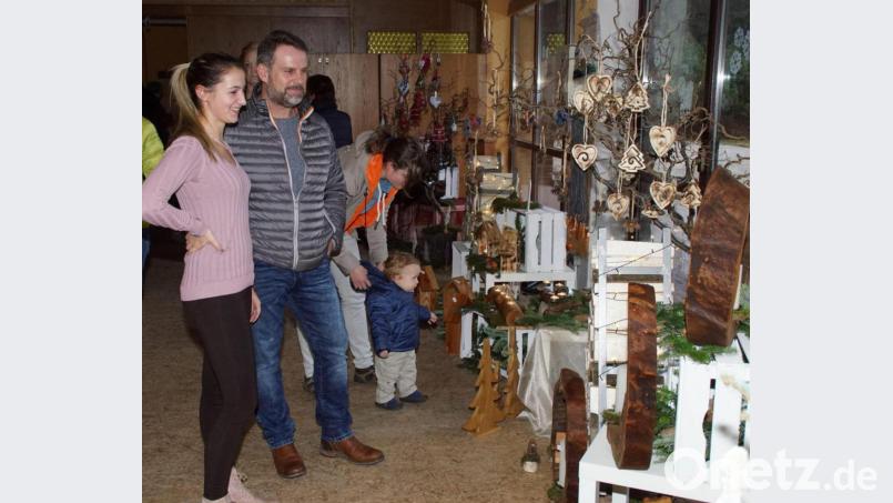 Handwerkliche Arbeiten dienen in der Sozialtherapeutischen Einrichtung Lindau als Beschäftigungstherapie. Beim Adventsmarkt 2018 konnten sich viele Besucher davon überzeugen. Archivbild: mmj