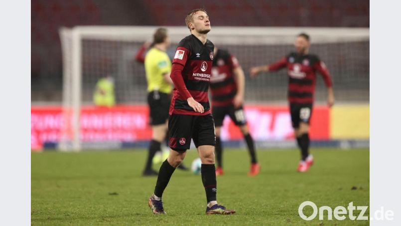 Ein frustrierter Tim Handwerker nach dem 0:1 gegen den SSV Jahn: Der Club steuert wieder einmal den Tabellenkeller an. Bild: Daniel Karmann/dpa
