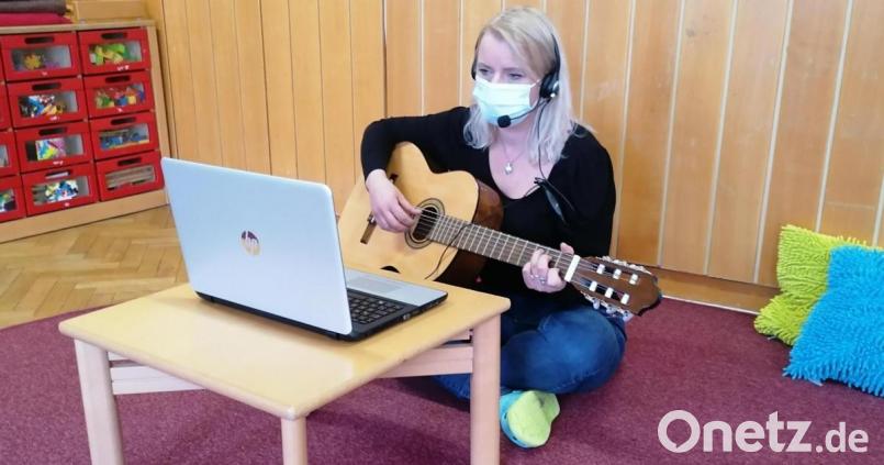 Die Erzieherin und Sprachfachkraft Janine Conrad mit ihrer Gitarre war der &quot;Star&quot; des Online-Wunschkonzerts. Bild: njn