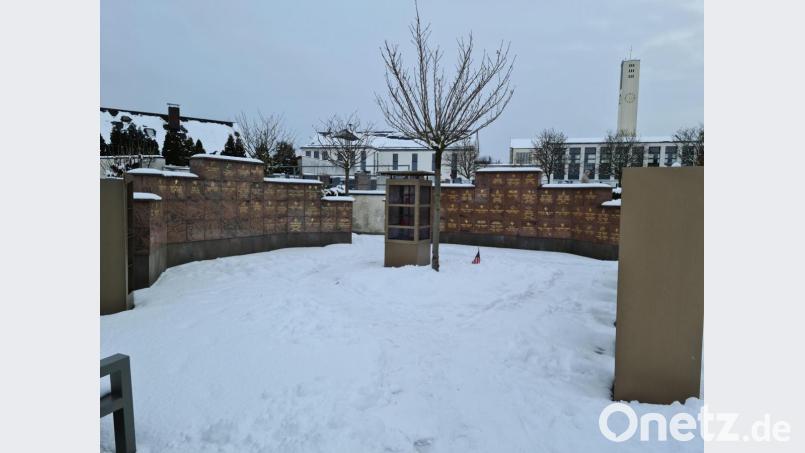 Conny Spitaler bekräftigt, eine Integration der Urnen aus der alten in die neue Urnenwand am Friedhof gemeint zu haben – und nicht in den beantragten Urnenwaldfriedhof. Bild: sne