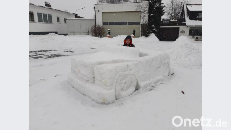 André Heinl in seinem eiskalten Schneefahrzeug. Bild: fpoz