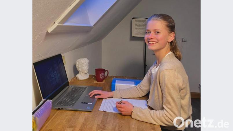 Paula Keppler (15): &quot;Für mich war es schon eine große Umstellung vom Wechsel- auf den Distanzunterricht. Aber ich habe auch für vieles Verständnis. Die Situation ist ja nicht nur für uns Schüler, sondern auch für die Lehrer neu. Jeder gibt momentan sein Bestes. Positiv finde ich, dass ich mir die Zeit oft selbst einteilen kann.&quot; Bild: Keppler/exb