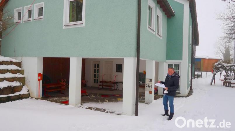 Ein weiteres Mal wird der Kindergarten Friedenfels erweitert. Bürgermeister Oskar Schuster (Bild) stellte den Gemeinderäten den Planentwurf vor. Die auffälligste Baumaßnahme betrifft den überdachten Außenbereich (links). Bild: bsc