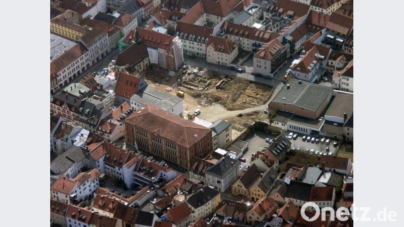 Mitten in der Amberger Altstadt klafft eine Baulücke - das Bürgerspitalgelände. Über die weitere Nutzung wird gestritten, obwohl es bereits Verträge dafür gibt. In dem großen Gebäude im Vordergrund befindet sich die städtische Wirtschaftsschule. Bild: Bernd Georgi
