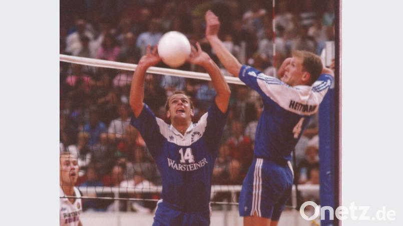 Ein Zuspieler von besonderem Format: Michael Dornheim (links) bei der Volleyball-EM 1993 in Aktion. Bild: Ingo Kuzia