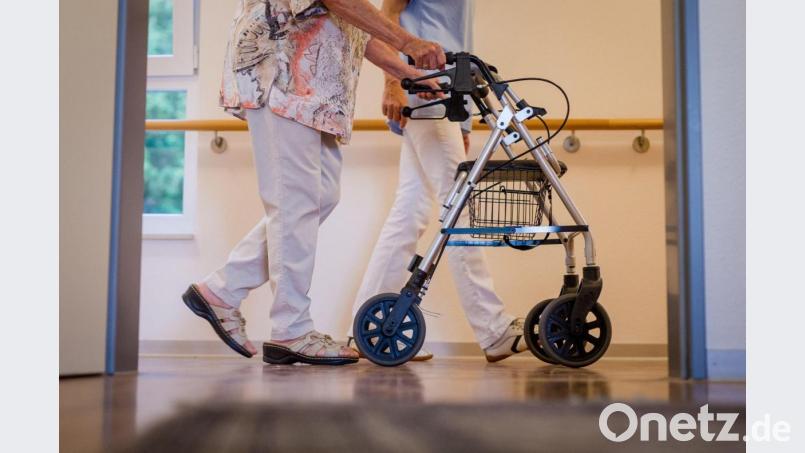 In einem Seniorenheim in Selb (Landkreis Wunsiedel) sind fünf Verdachtsfälle auf die britische Coronavirus-Mutation aufgetreten. Bild: Christoph Schmidt/dpa