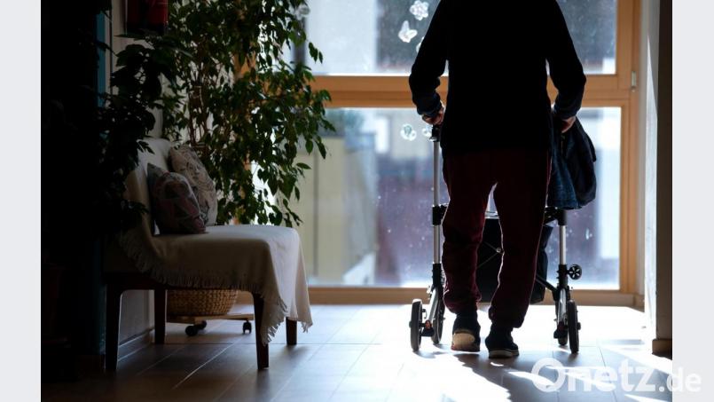 Ein Bewohner des Altenheims Maria Eich geht mit seinem Rollator über einen Flur. Symbolbild: Sven Hoppe