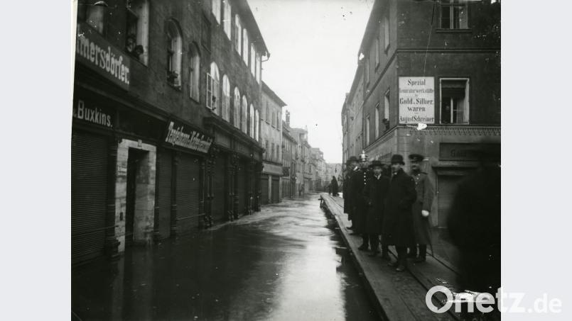 Auch die Georgenstraße war 1909 komplett unter Wasser. Repro: Stadt Amberg