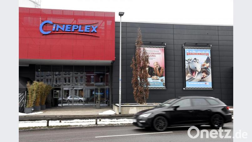 Plakate vor dem Cineplex werben für Filme. Nur: Wann das Kino wieder öffnet, ist derzeit ungewiss. Bild: Petra Hartl