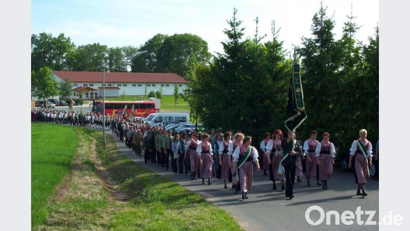 Mindestens so groß wie die Standeinweihung 2003 (im Bild der Festzug) wollen die Kastler Sportschützen dann halt im nächsten Jahr ihr 100-jähriges Bestehen feiern. Ob zumindest das klappt, steht auch noch in den Sternen. Archivbild: Sportschützen Kastl/exb