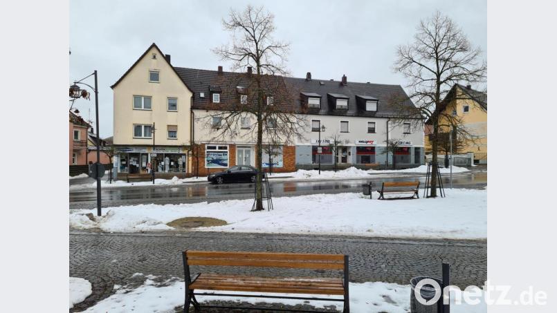 Für das Jahr 2021 wird die Stadt auf eine Gebühr für die Nutzung der städtischen Freiflächen durch Gastronomen und Schaustellern verzichten. Im Bild der Bereich der Eisdiele und der Parkplatz, der im Sommer von einem Süßwarenstand genutzt wird. Bild: sne