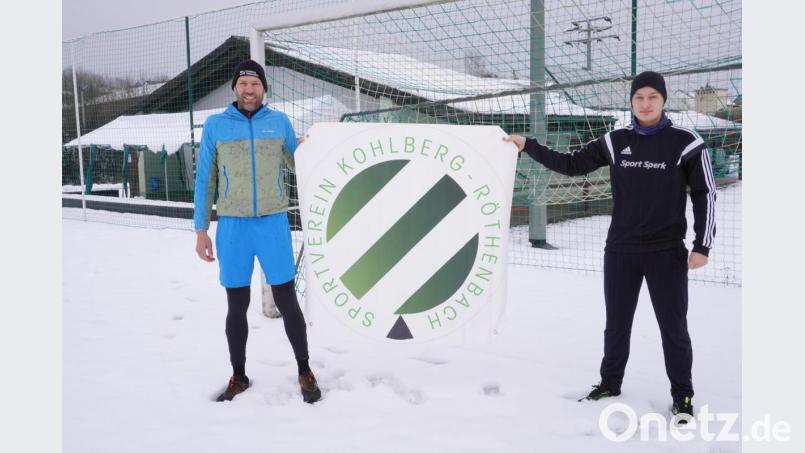 Zwei Teilnehmer am Spendenlauf auf dem SV-Sportplatz: Abteilungsleiter Uwe Schmidt (links) und &quot;Mittelfeldmotor&quot; der SV-Herren, Jonas Fischer. Bild: SV Kohlberg fsb