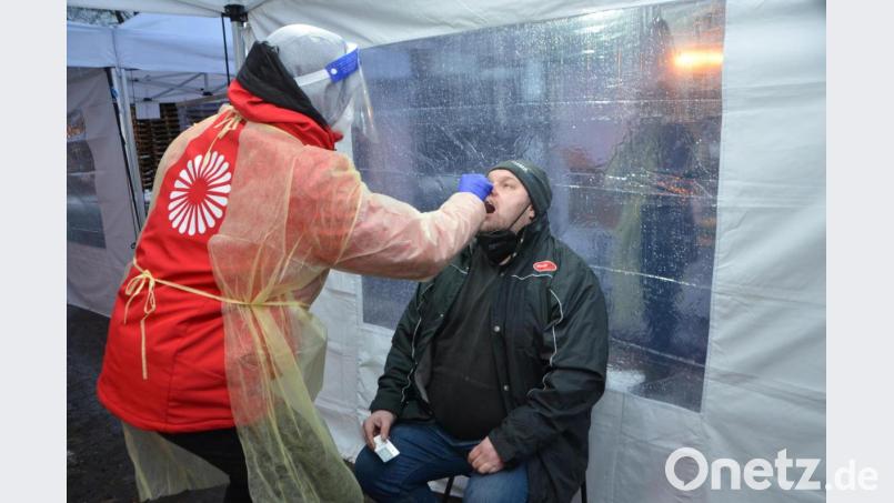 Coronatest im mobilen Zentrum an der Grenze Waidhaus: Carlo Bilic nimmt den Abstrich aus dem Nasen- und Rachenraum der ankommenden Testpersonen. Bild: dob