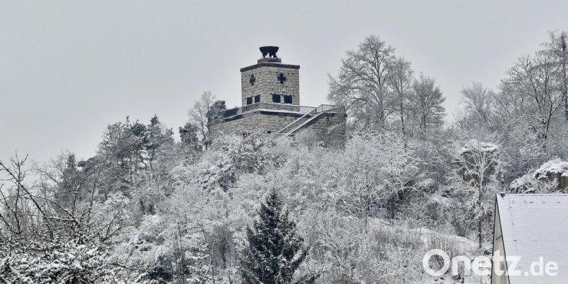 Der Schlossberg liegt zwar zurzeit auch etwas im Winterschlaf, aber dennoch schaffte es der markante Aussichtspunkt am Dienstag in die Stadtratssitzung. Nicht der Felshügel an sich, sondern das Kriegerdenkmal. Stadtrat Karl-Heinz Herbst (Bündnis 90/Die Grünen) wies bei den Anfragen auf durchgerostete Geländer der Gedenkstätte hin, die mitunter eine Gefahr darstellen. Bild: Andreas Royer