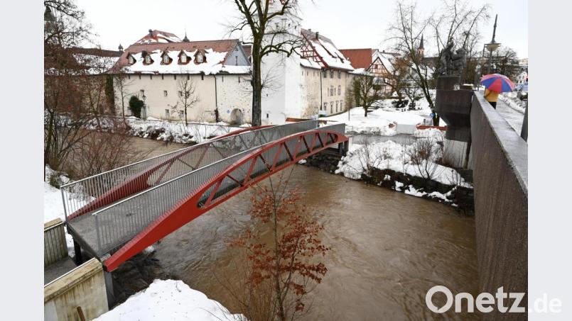 Eine Fußgängerbrücke über die Argen ist hochgefahren und mit Gittern gesperrt. Die Stadt Wangen im Allgäu hat sich auf Hochwasser vorbereitet. Bild: Felix Kästle/dpa