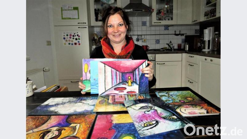 Die sogenannten &quot;Gefühlskarten&quot; hat die Kunsttherapeutin Nadine Rösch selbst gemalt und entwickelt. Ihre kleinen und großen Klienten dürfen sich während einer Therapiestunde Karten aussuchen und ihre aktuellen Gefühle hineininterpretieren. Bild: ubb