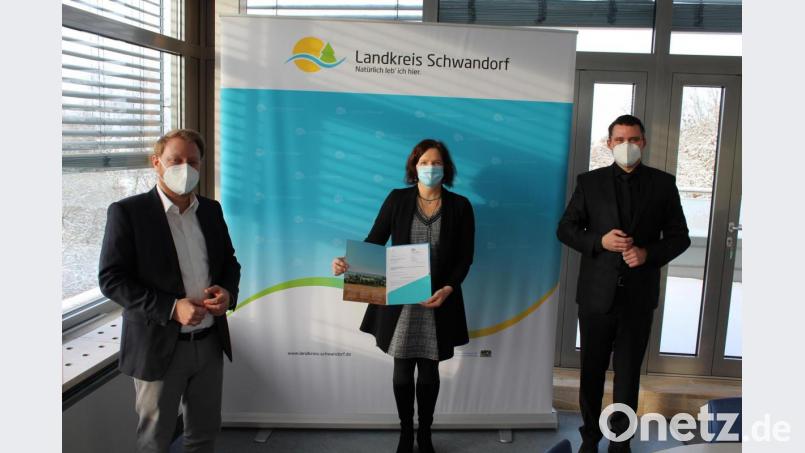 Krankenhaus-Geschäftsführer Dr. Martin Baumann (links) und die Chefärztin Gynäkologie und Geburtshilfe, Dr. Susanne Merl (Mitte), freuen sich über den von Landrat Thomas Ebeling (rechts) überreichten Zuwendungsbescheid. Bild: Hans Prechtl, Landratsamt Schwandorf/exb