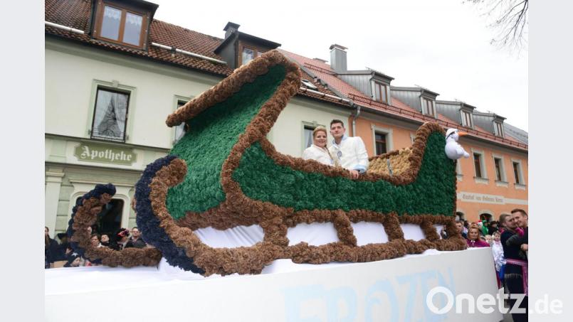 Im Mittelpunkt des Pleysteiner Faschingszugs steht immer Prinzenwagen, gefertigt aus weit über 10.000 gefalteten Papierservietten. Archivbild: bey