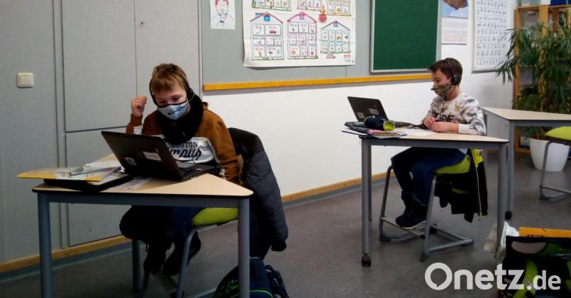 Diese beiden Schüler testeten schon mal den Einsatz der neuen Headsets. Bild: fpoz