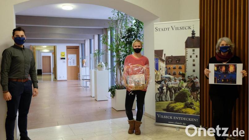 Eva Siegert (Mitte) erhielt von Social-Media-Beauftragtem Dominik Gruber und Kulturamtsleiterin Adolfine Nitschke einen Geschenkkorb mit vielen Vilsecker Präsenten. Bild: Stefanie Gradl