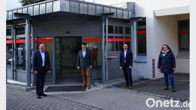 Der Vertrag ist unter Dach und Fach: Die Brander Sparkassenfiliale gehört nun der Stadt Marktredwitz und wird noch heuer in ein Bürgerhaus umgewidmet. Darüber freuen sich (von links) Oliver Weigel, Andreas Pöhlmann, Markus Reichel und Maria-Magdalena Stöckert. Bild: abi