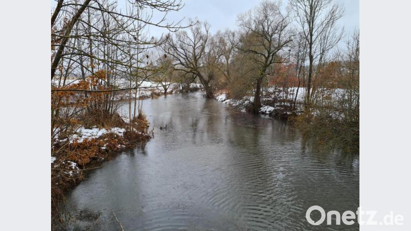 Teile der Haidenaab wurden vom Wasserwirtschaftsamt als Hochwassergebiet deklariert, wie hier am Feuerwehrhaus in Hütten. Dies hat für die Anwohner Konsequenzen. Bild: sne