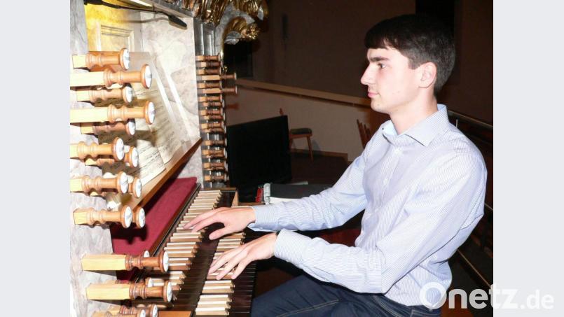 Am Arbeitsplatz in der Pfarrkirche Sankt Johannes: Florian Schuster ist Organist und Kirchenchorleiter in Oberviechtach. Bild: nid