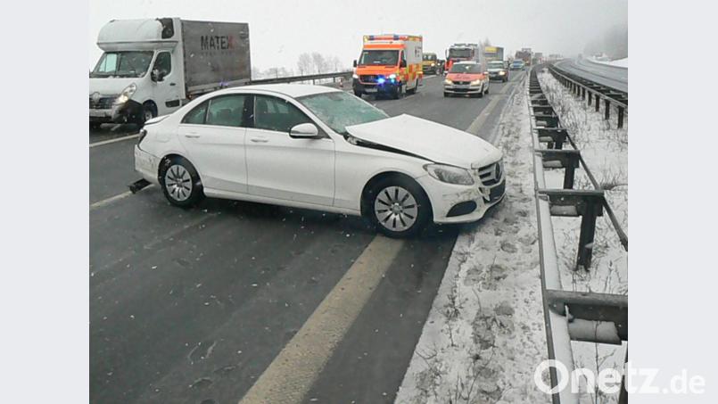 Vorder- und Rückseite des Mercedes wurden durch den Schleudervorgang erheblich beschädigt. Laut Polizei dürfte sich der Schaden auf mindestens 10 000 Euro belaufen. Der Fahrer hatte Glück und blieb augenscheinlich unverletzt. Bild: dob