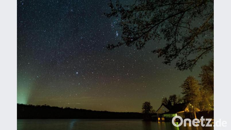 Ein kleiner Teil der Milchstraße am nächtlichen Sternenhimmel über dem Schwarzen See im Landkreis Märkisch-Oderland. Bild: Patrick Pleul/dpa