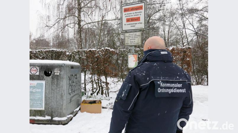 Alfred Ligensa ist für den Kommunalen Ordnungsdienst im Einsatz. An 37 Standorten kontrollieren er und seine Kollegen die Müll-Container. Zehn Christbaum-Sünder haben sie bereits erwischt. Bild: Julia Rösch