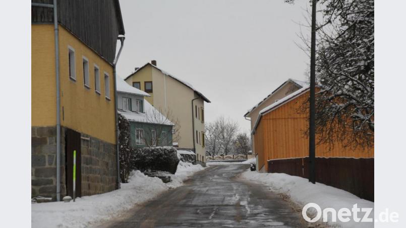 Die Ortsdurchfahrt der Kreisstraße SAD 43 innerhalb von Fuchsberg. Die Verhältnisse lassen den Bau eines Gehweges nicht zu. Bild: frd