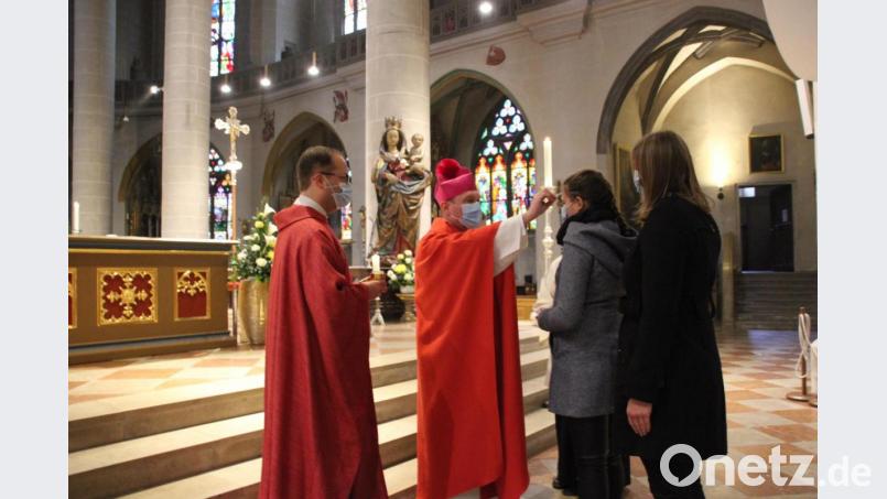 Die Pfarrei St. Martin war die einzige Pfarrei in Amberg, die heuer Firmung feierte. Weihbischof Dr. Roland Batz spendete den jungen Christen das Sakrament. der Firmung. Bild: ads