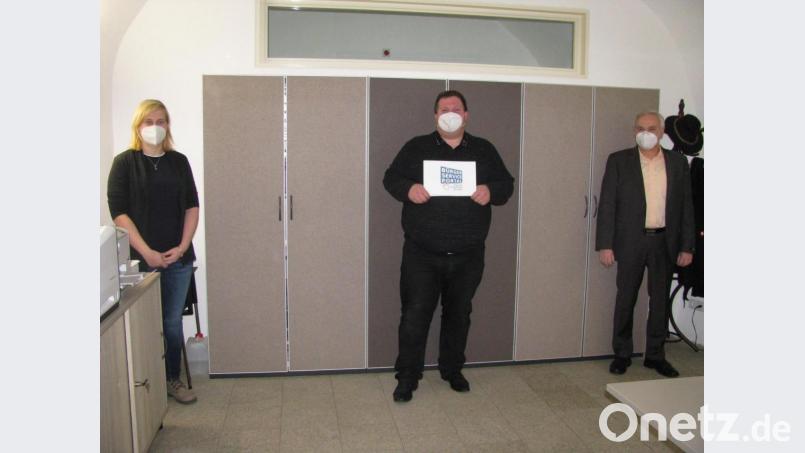 Geschäftsleiterin Kathrin König, EDV-Experte Georg Redl junior und Rathauschef Günter Kopp (von links) stellen das Bürgerserviceportal der Gemeinde vor.. Bild: Corinna Reinhart/Gemeinde Kulmain/exb