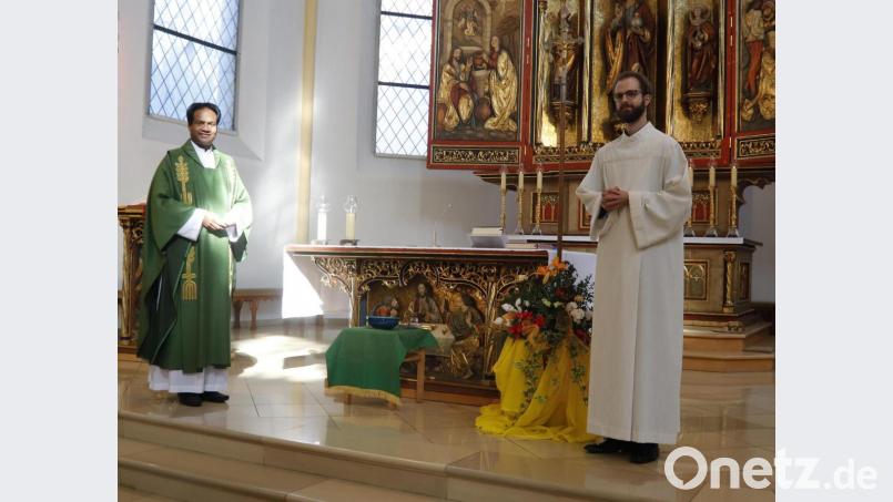 Nach dem Sonntagsgottesdienst stellte Pfarrer Saju Thomas der Herz-Jesu-Gemeinde den neuen Pfarrassistenten Johannes Tauer vor. Bild: mfh