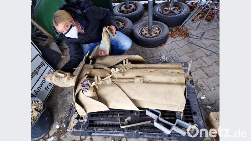 Gabi Wittleben entdeckte den hl. Nepomuk beschädigt im Bauhof des Marktes. Dort ist er seit einem Unfall gelagert. Bild: Thomas Dobler