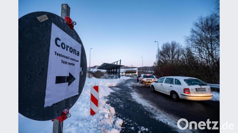 An der Teststation in Wunsiedel haben sich die Abläufe bereits eingespielt. Pendler mussten maximal eine halbe Stunde warten. Archivbild: Armin Weigel/dpa