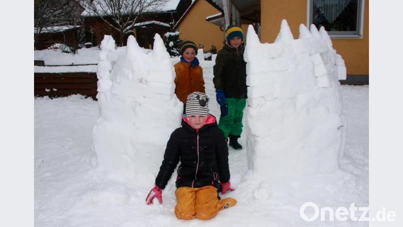 Die Schneeburg gestalteten Moritz, Miriam und Michael Mayer (von links) in ihrem Garten am Brandweg. Bild: wro