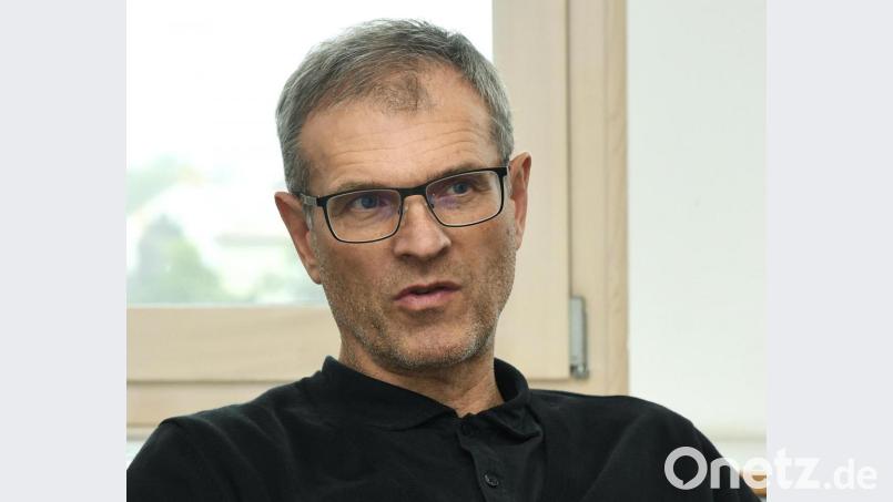 Er hat ein Stück regionale Polizeigeschichte mitgeschrieben: Nach 14 Jahren als Leiter des Kommissariats 1 bei der Amberger Kripo geht der Erste Kriminalhauptkommissar Gerhard Tröster in den Ruhestand. Bild: Petra Hartl