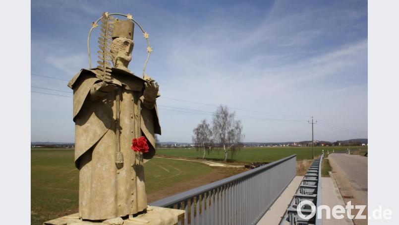 Auf der Brücke über den Fensterbach, der die Gemeindegebiete von Schwarzenfeld (im Hintergrund) und Schwandorf trennt, wachte viele Jahre lang der von Hans Wortuba gestiftete hl. Nepomuk. Er wurde vor geraumer Zeit abmontiert. Archivbild: Thomas Dobler