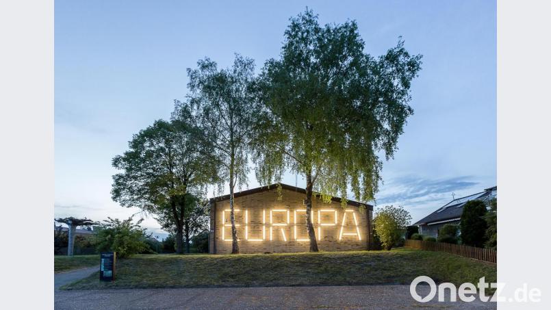 Auch im Landkreis Amberg-Sulzbach strahlt der &quot;Europa&quot;-Schriftzug in die Nacht. Über die Geschichte der bekannten Installation und ihre Deutschland-Reise beziehungsweise Vervielfältigung berichtet ein Bildband, der kürzlich erschien. Bild: Marcus Rebmann