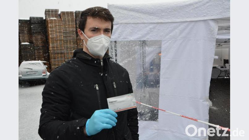 Felix Pfeffermann hält einen Corona-Antigen-Schnelltest hoch. Seit Samstagvormittag ist auch an der Teststation in Frankenreuth ein Schnelltest für Pendler möglich. Bild: dob