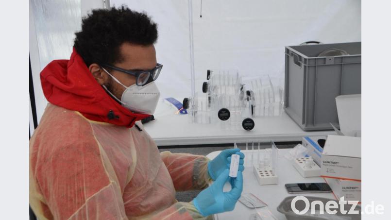 Seit Samstagvormittag wird an der Corona-Teststation beim Grenzübergang Waidhaus ebenfalls ein Schnelltest verwendet. Die Getesteten erhalten umgehend über ihr Ergebnis Bescheid. Bild: dob