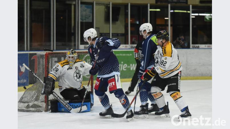 Wieder Endstation beim Füssener Torwart Benedikt Hötzinger: Die Blue Devils kassierten am Freitagabend gegen den EV Füssen mit 3:4 die sechste Heimniederlage hintereinander. Bild: gb