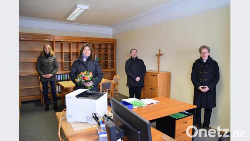 Renate Scherer-Mende (vorn) ist die neue Pfarrsekretärin in Gebenbach. Es gratulierten Kirchenpflegerin Susanne Lindner (von links), Pfarrvikar Christian Preitschaft und Dekan Christian Schulz. Bild: swo